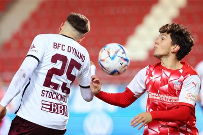 Augen zu und durch? Zwickaus Yannic Voigt (rechts) im Duell mit BFC-Akteur Tobias Stockinger.