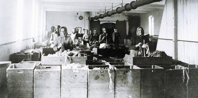 1871: Der erste Rohstoff waren Lumpen, die, von Frauen sortiert und mit Natronlauge gekocht, wertvolle Fasern lieferten.