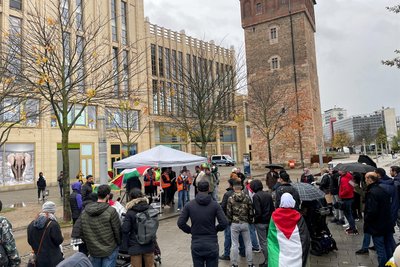 Demonstranten vor dem Roten Turm wollen auf das Leid der Palästinenser aufmerksam machen.