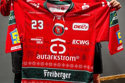 So sehen die Weihnachtstrikots der Eispiraten Crimmitschau aus.