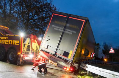 Der LKW kam von der Fahrbahn ab und fuhr auf die Leitplanke.