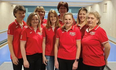 Die Mannschaft der Keglerinnen vom BSV Ehrenfriedersdorf, die den ersten Aufstieg der Vereinsgeschichte in die Bezirksliga perfekt gemacht hat. Von links: Rita Walther, Julia Reimann, Carmen Mickley, Annett Besner, Ines Ullmann, Katrin Dietz, Lydia Hofmann, Sonja Walther. 