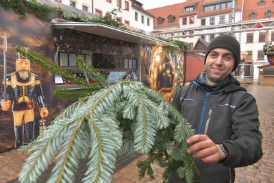 Ein „verkleideter“ Foodtruck aus Brand-Erbisdorf, hier Mitarbeiter Ricky Dietel, steht auf dem Obermarkt Freiberg.