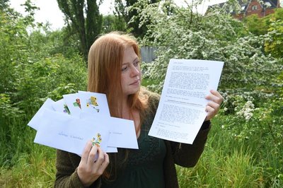 Madeleine Timme mit Briefen, mit denen sie um Spenden für ihre Lipödem-OP bittet. Rund 3000 hat die Altendorferin verteilt.