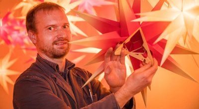 Etwa 20.000 Annaberger Falt- und Fenstersterne stellt die Buchbinderei Kraft in Buchholz jährlich her. Im Bild: Inhaber Ingolf Kraft.
