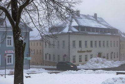 Das Rathaus-Hotel ist geschlossen und wurde verkauft. Mit seinem stark sanierungsbedürftigen Saalanbau steht es an einer Ecke des Jöhstädter Markts und ist eines der stadtbildprägenden Gebäude. 