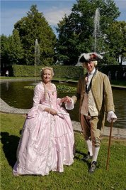 Elke Köcher und Rudolf von Bünau sind aus Dessau-Rosslau zum Parkfest Lichtenwalde gekommen, um in ihren barocken Gewändern zu flanieren. Rudulf von Bünau schlüpfte hier in die Rolle eines seiner Vorjahren, des Reichsgrafen von Bünau.