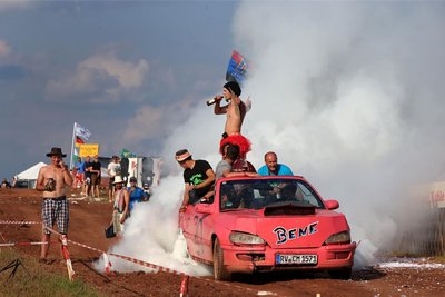 Ordentlich die Sau rauslassen, das ist für viele Camper der Reiz am Ankerberg. 2014 sorgte dieser umgebaute Opel Omega für Aufregung im Gelände.