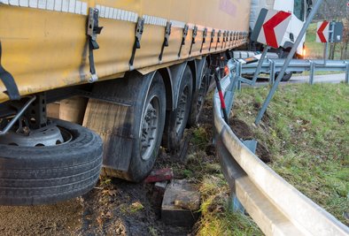 Durch den Einsatz von zwei Fahrzeugen des Bergedienstes konnte der LKW von der Leitplanke gehoben werden.