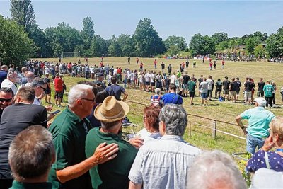 Eine solche Kulisse gab es in der Kreisklasse wahrscheinlich noch nie. Rund 1000 Zuschauer waren am Samstag auf dem Sportplatz Roter Hügel in Meerane. 
