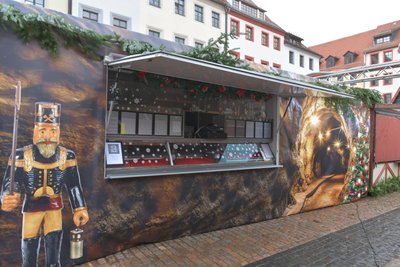 Das bergmännisch verkleidete Verkaufsmobil von Burger Brothers aus Brand-Erbisdorf steht auf dem Freiberger Obermarkt.