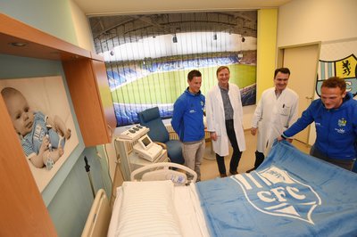Das CFC-Geburtszimmer im Klinikum: Julius Reinhardt, Lutz Kaltofen, Mathias Hänel und Tim Danneberg sahen sich am Donnerstag im neuen Kreißsaal um.