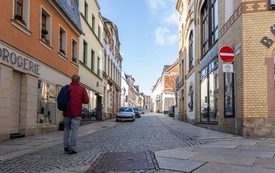 Die Zenkergasse gehört zu den besten Lagen in der Reichenbacher Innenstadt. Dennoch ist auch dort die Leerstandsquote enorm. Dies nur auf die Coronapandemie zu schieben, wäre zu kurz gesprungen. Besser gemacht hat das Virus die Lage aber sicherlich nicht.