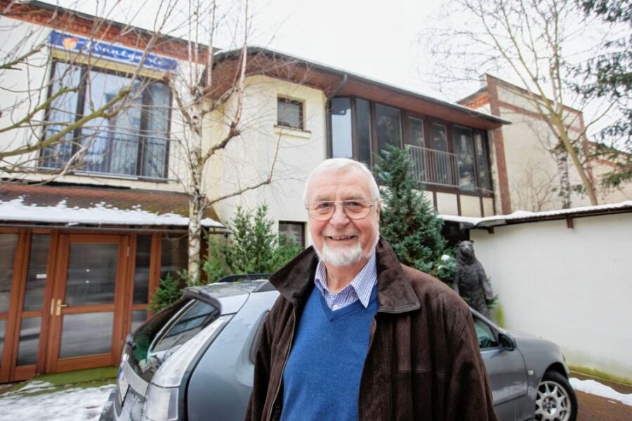 78-Jähriger eröffnet Swingerklub in Plauen - Alfred Hollfelder vor dem Gebäude des Swingerklubs an der Jößnitzer Straße. Der alte Name "Avantgarde" ist bereits wieder an der Fassade des Hinterhauses zu lesen. 