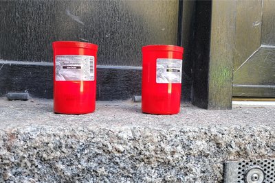 Vor die Haustür der getöteten Syrerin wurden Trauerkerzen nach der Tat gestellt. Ihre Kinder verloren an dem Apriltag nicht nur die Mutter.