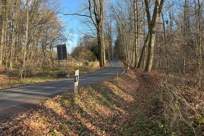 Auch die Straße Zur Rußbutte ist eine Kreisstraße, auch sie ist eng und um von der Badstraße auf sie zu kommen, müssen Radfahrer derzeit über die Hainichener Straße, also die Bundesstraße, die sie meiden wollen.