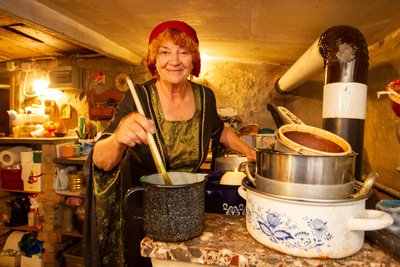 Margitta Schier in der Kerzenziehwerkstatt in einem der Weberhäuser.