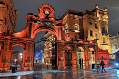 Das Tor zur alten Textilfabrik, einst gebaut von dem jüdischen Industriellen Izrael Poznański.
