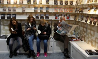 Und wenn es keinen Stuhl gibt, reichen auch andere Sitzgelegenheiten, um in die Welten der Leipziger Buchmesse einzutauchen.