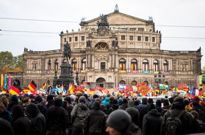 Anhänger der Pegida-Bewegung (im Hintergrund) und Gegendemonstranten standen während einer Pegida-Kundgebung auf dem Theaterplatz in Dresden (Sachsen).