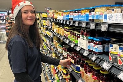 Anika Schön und ihre Kollegen und Kolleginnen ließen sich trotz Weihnachts-Einkaufs-Stress ihre gute Stimmung nicht nehmen. Um jederzeit ein volles Angebot zu gewährleisten, wurden die Regale immerfort nachgefüllt.