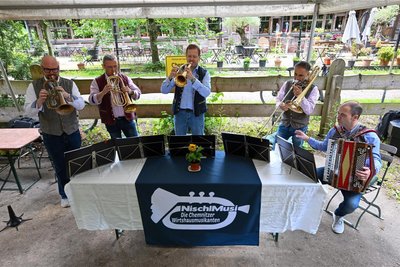 Vor der Abreise nach Österreich trafen sich die Musiker zu einer Probe im Biergarten der Zeisigwaldschänke: Philipp Lohse, Ingolf Günther, Conrad Wecke, Volkmar Jäger und Robin Kürschner (von links).