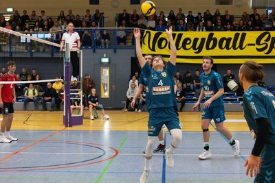 Jacob Uhlemann (am Ball) und seine Teamkameraden vom VSV erwarten am Samstag den TSV Grafing II.