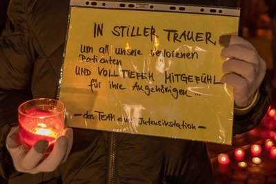 Mehr als 1100 Menschen sind bisher im Vogtland an den Folgen einer Corona-Erkrankung gestorben. An sie wurde am Montag erinnert.