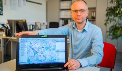 Tritt für die Aufnahme aller Wege ins Bestandsverzeichnis von Neukirchen ein: Ivo Partschefeld, Sachgebietsleiter Bauamt in der Gemeinde Neukirchen. Auf dem PC-Bildschirm sind farbig alle die Wege gekennzeichnet, die bislang noch nicht im Bestandsverzeichnis sind. 