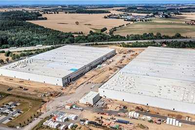 Das Logistikzentrum Mittelsachsen liegt im Gewerbegebiet Crumbach-Nord, an der Bundesstraße 169 nahe der Zufahrt zur Autobahn A 4, einer West-Ost-Achse durch die Bundesrepublik.