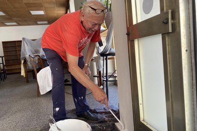 Neue Farbe, neues Glück. Klaus Möckel aus der Familie des Betreiber-Ehepaars packt auch mit an.