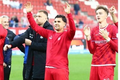 „Pure Freude“: Cemal Sezer (Bildmitte) ließ sich mit seinen Teamgefährten nach Schlusspfiff von den Fans feiern.