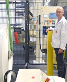 Dr. Ulfert Rott schaut in der Produktion nach dem Rechten. Seit fünf Jahren ist er Werkleiter in der Papierfabrik Weißenborn. 