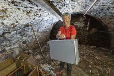 Einen Koffer besitzt Jana Kowarik. Das Filmrequisit gefüllt mit Geldbündeln sei jedoch während der Dreharbeiten immer bewacht worden, sagt sie.