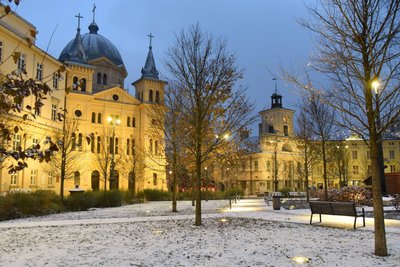 Der Freiheitsplatz mit der Heiliggeistkirche ist ein zentraler Punkt der Stadt.