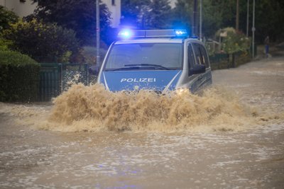 Eine Straße in Auerswalde steht unter Wasser.