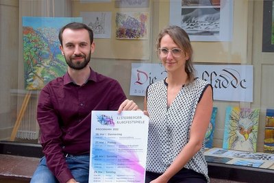 Susann Schrödter und Jeffrey Döring sind die Organisatoren der Elsterberger Burgfestspiele. Im Haus an der Ecke Karl-Marx-/Schlossstraße wird für das Projekt geworben. 
