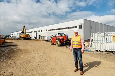 Christian Halpick auf der Baustelle des Logistikzentrums in Hainichen.