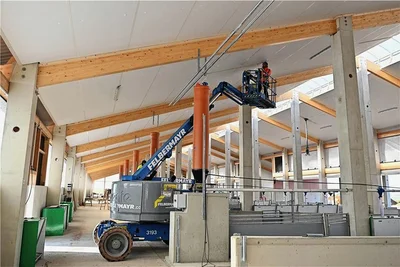 Im Stallgebäude finden noch viele Arbeiten statt. Mitarbeiter der Firma Kopf Montagebau aus Hainichen arbeiten unter anderem an der Decke. Weitere Firmen sind zum Beispiel für die Anlage zur Fütterung tätig. 