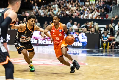 Ganz starkes Spiel vom Spielmacher: Eric Washington machte 17 Punkte, bereitete 12 Treffer vor, holte 8 Rebounds und klaute 4 mal dem Gegner den Ball.