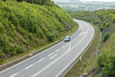 Die frühere durchgehende Überholspur auf der B 180 hat nun eine Unterbrechung.