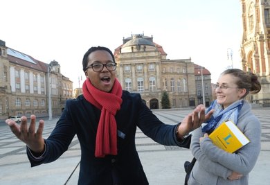 Tenor Levy Sekgapane und seine Deutschlehrerin Coretta Storz.
