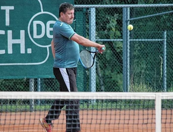 Jan Luderer organisierte nicht nur das 60. Herrenturnier in Altmittweida, sondern spielte selbst mit. Im Einzel kam er bis ins Halbfinale, im Doppel schaffte er es mit Lokalmatador Harald Börner ins Finale. 
