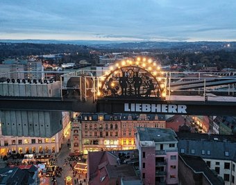 Die wohl höchsten Schwibbögen in Zwickau sind auf dem Kranausleger auf der Schocken-Baustelle installiert worden. 