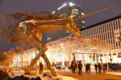 Am zentralen Straßenbahnhalt grüßt diese Einhorn-Skulptur, geschaffen von einem japanischen Künstler.