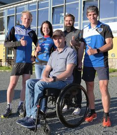 Stephan Mende, Ines Schönfelder, Mirko Sauerbaum und Thomas Ungethüm (hinten v.l.) setzen sich für Alexander Gläntz (vorn) ein. 