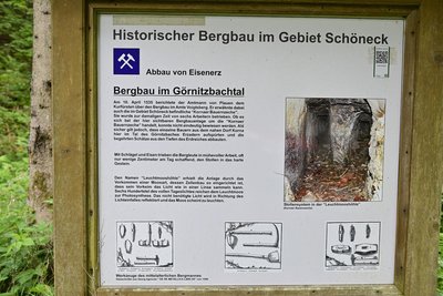 Die Leuchtmooshöhle ist eine der botanische wie geologische Besonderheit in Schöneck. Im ehemaligen Schacht leuchtet das Moos und gab der Höhle ihren Namen.