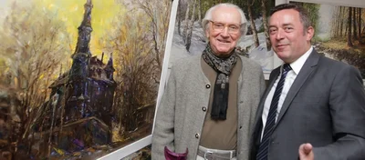 
              <p class="artikelinhalt">Manfred Feiler (links) hat am Dienstag in seinem Atelier das kaum getrocknete Bild des Plauener Schlosses an Ralf Oberdorfer übergeben. </p>
            