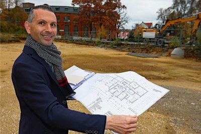 Vorstandschef Lars Kretzschmar präsentiert stolz die Baupläne des DRK, die der Wohlfahrtsverband in Werdau umsetzen will.