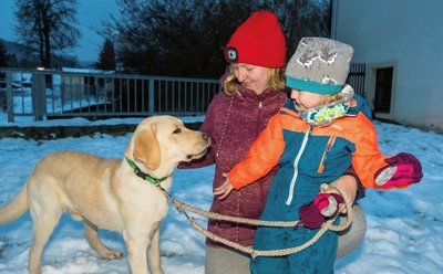 Ausbilderin Sandra Peschel besucht zweimal pro Woche die Familie in Olbernhau. Dabei begleitet sie Eleanor und Lou auch zur Logopädie. 